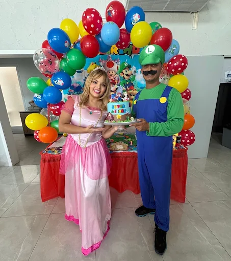 Animadores disfrazados de Princesa Peach y Luigi en Yupilandia