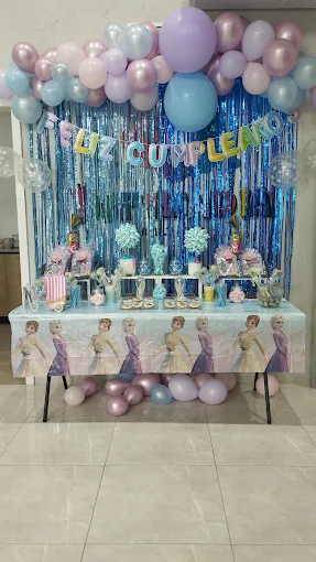 Decoración Frozen con globos y mesa de dulces