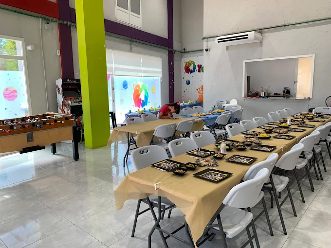 Zona de celebración con mesas en Yupilandia