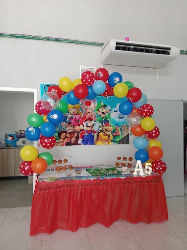 Mesa de dulces Super Mario con arco de globos